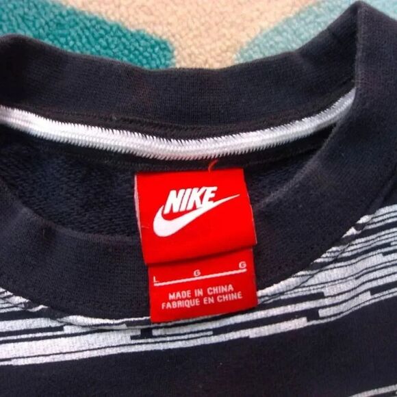 Nike Men's Black and White Striped Crewneck Sweatshirt Size L 22.5 x 25 - Picture 3 of 4